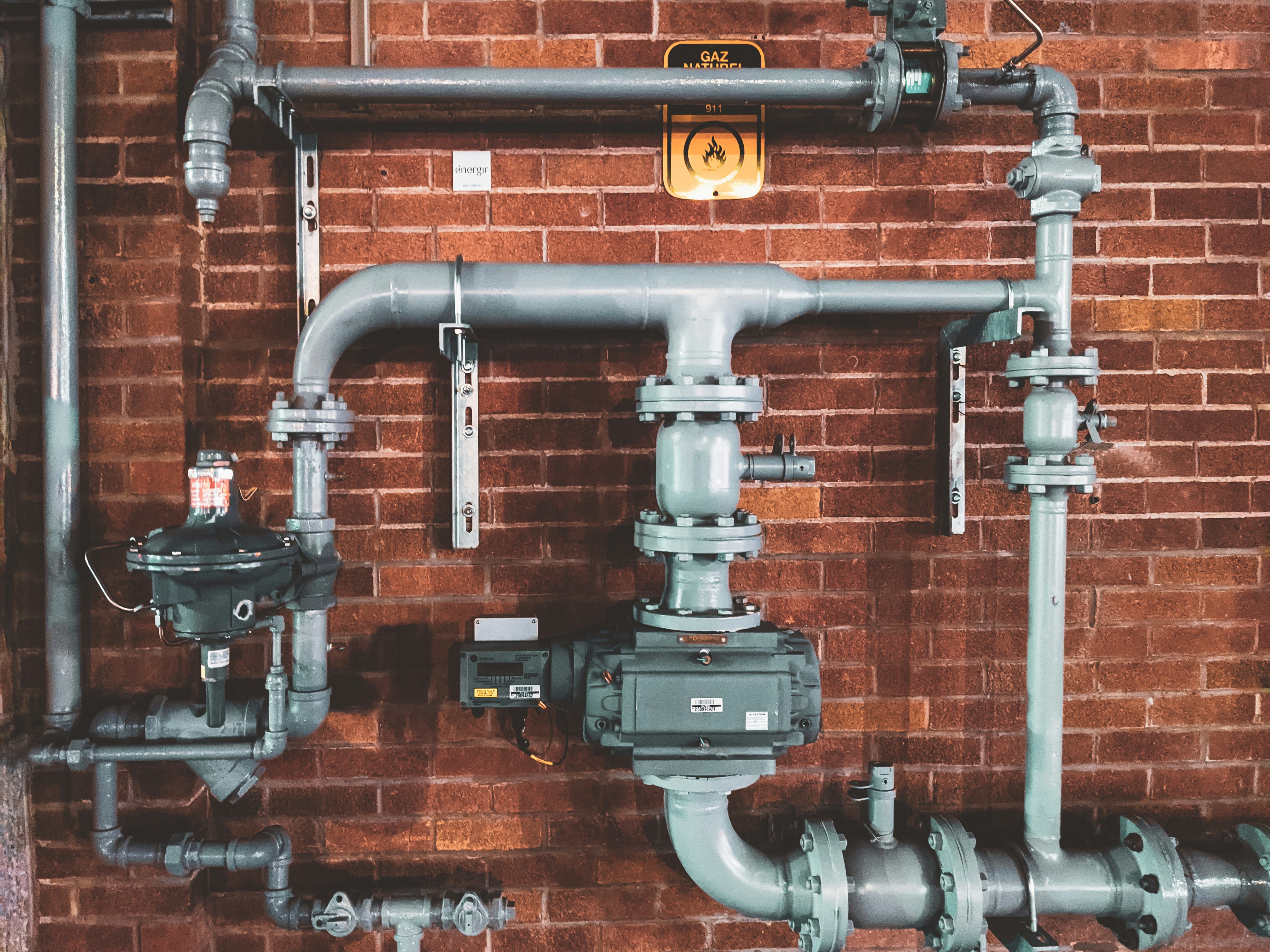 Gas meter and pipe installation